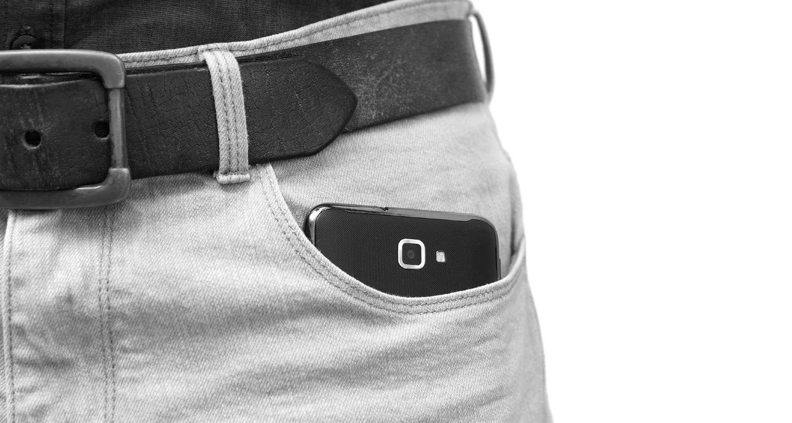 Kāpēc vīriešiem NEKAD nevajadzētu nēsāt telefonus bikšu kabatā