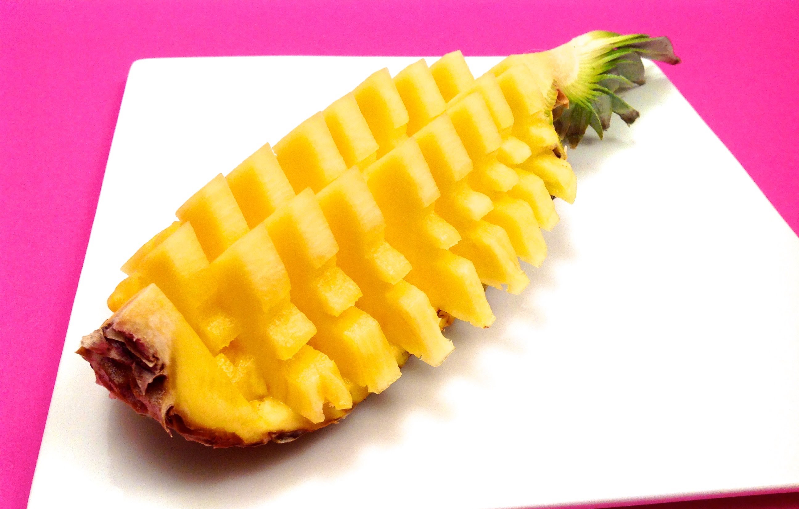 Viegls veids, kā sagriezt ananāsu! Tu būsi pārsteigts, cik tas ir vienkārši un skaisti