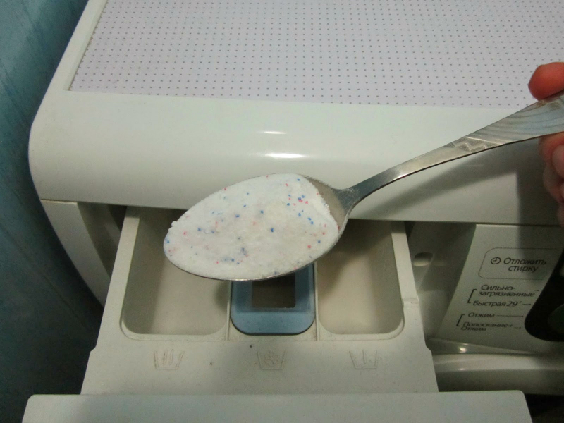 Veids kā ātri pārbaudīt veļas pulvera kvalitāti: vienkāršs triks ar negaidītu rezultātu