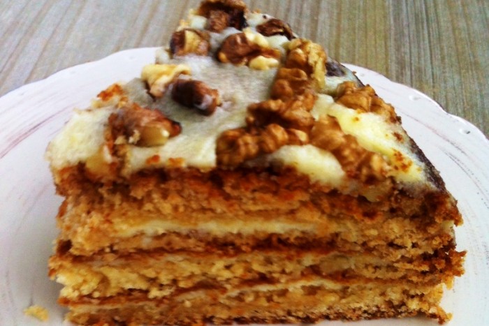 Medus torte: Visvienkāršākā un gardākā recepte ar oriģinālo skābā krējuma krēmu