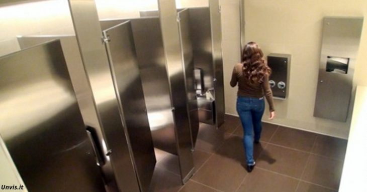 Ja jūs to esat pamanījuši sabiedriskajā tualetē – nekavējoties atstājiet telpu! Un ātri zvaniet policijai!