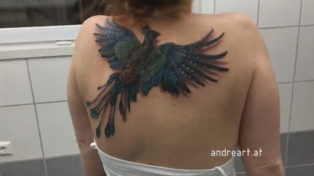 Sieviete uz muguras izveidoja tetovējumu. Uzziniet, kas notiek, kad viņa paceļ un nolaiž plecus!