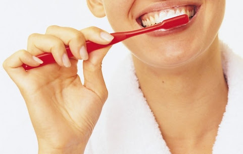 8 galvenās kļūdas, kuras mēs pieļaujam, tīrot zobus
