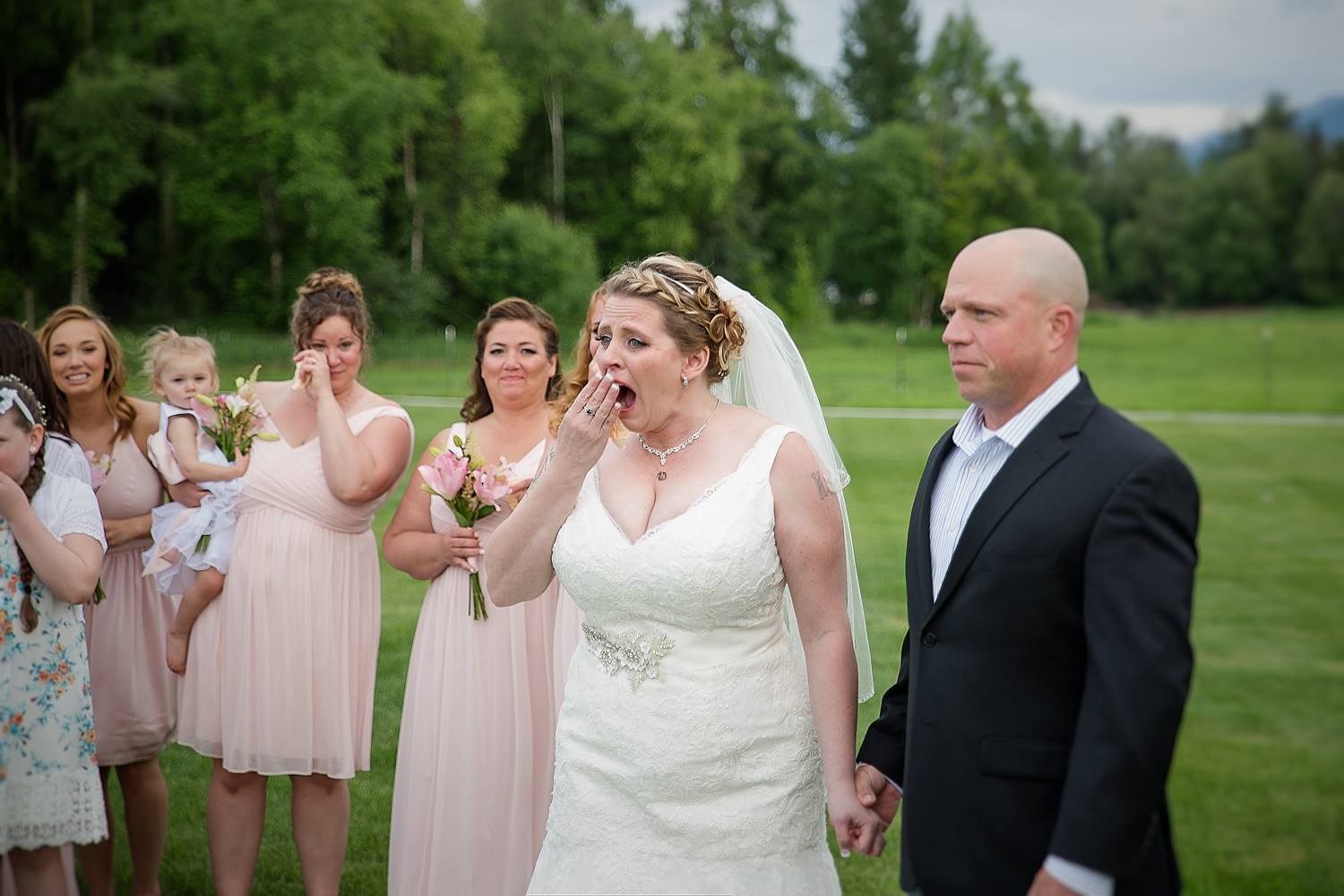Līgava bija pārsteigta, kad viņas līgavainis apstādināja kāzu ceremoniju. Kad viņa uzzināja iemeslu, tad nevarēja noturēt asaras