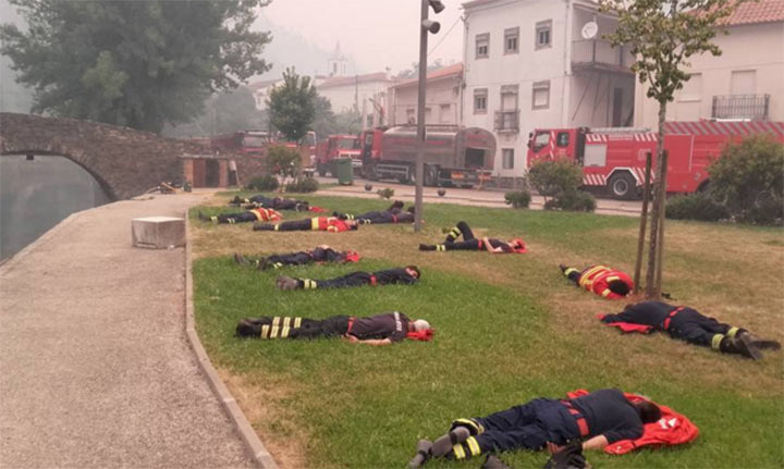 Šī fotogrāfija ar 13 ugunsdzēsējiem, kuri guļ zālē, īsā laikā ir aplidojusi visu pasauli