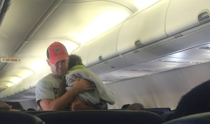Grūtniece-mamma lidmašīnā nekādi nevarēja nomierināt savu dēlu. Kāda sveša vīrieša rīcība pārsteidza visus pasažierus