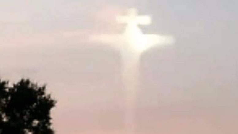 “Jēzus krustā” parādījās debesīs! Pārsteidzoši kadri…  (VIDEO)
