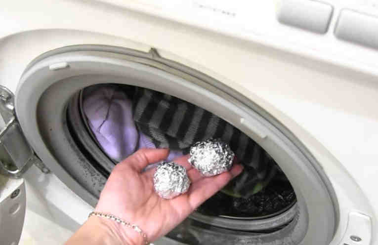 Saripiniet bumbiņas no alumīnija folijas un ielieciet veļas mašīnā, efekts jūs pārsteigs!