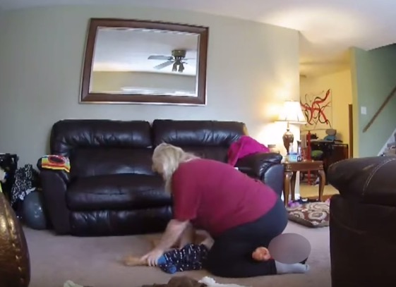 Māte mājās paslēpa novērošanas kameru un uzzināja, ko auklīte dara ar viņas 4 gadus veco bērnu