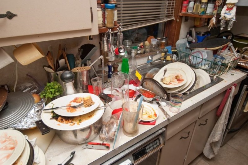 Iemesls, kādēļ ciemos nekādā gadījumā nedrīkst mazgāt traukus