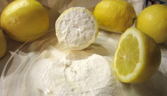 Tas nav joks!!! Pusīte citrona, kas iemērkta cepamajā pulverī. Tas ir neticami, ko tas var izdarīt ar jūsu ķermeni vien piecu minūšu laikā!