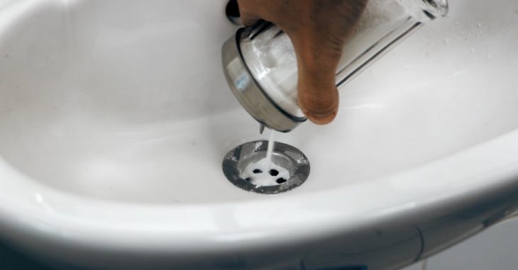3 veidi, kā attīrīt caurules izlietnē, vannā vai dušā