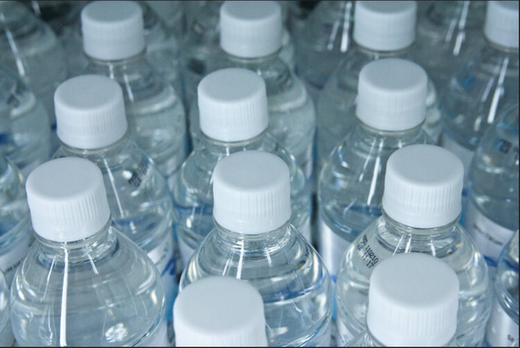 Cik daudz plastmasas mēs „iedzeram” , lietojot  ūdeni no pudelēm