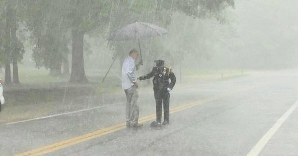 Cilvēki izbrīnījās, ieraugot uz ceļa zem lietus stāvošu policisti. Bet uzzinājuši tā iemeslu, izbrīnījās vēl vairāk