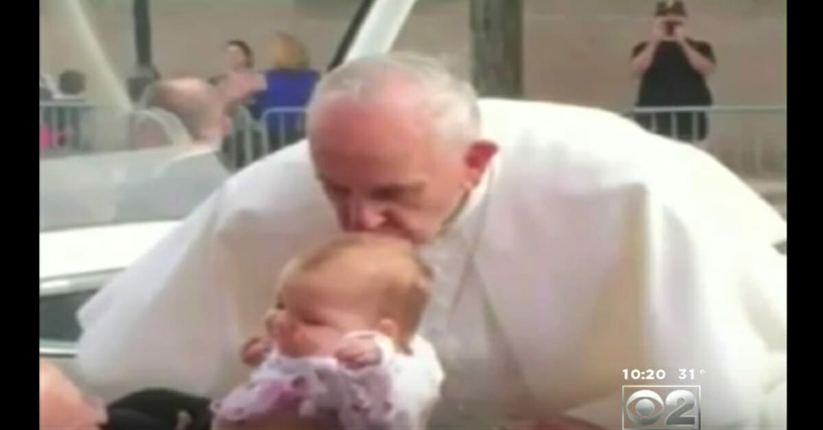 Romas pāvests Francisks noskūpsta bērnu uz galvas, un pēc 2 mēnešiem vecāki kļūst par īsta brīnuma aculieciniekiem