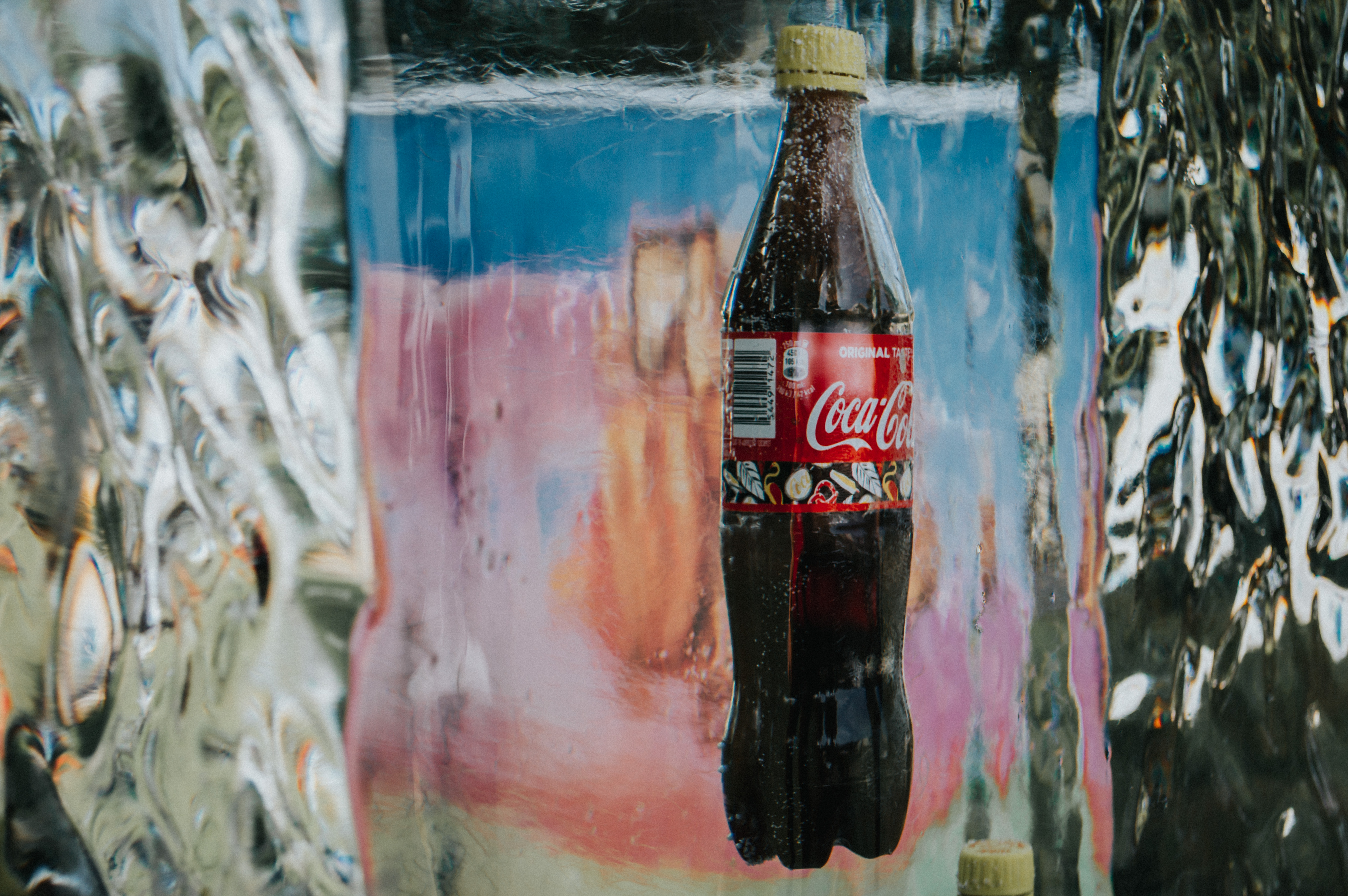 Jomas ielas svētku apmeklētāji izkausē Coca-Cola ledus skulptūru
