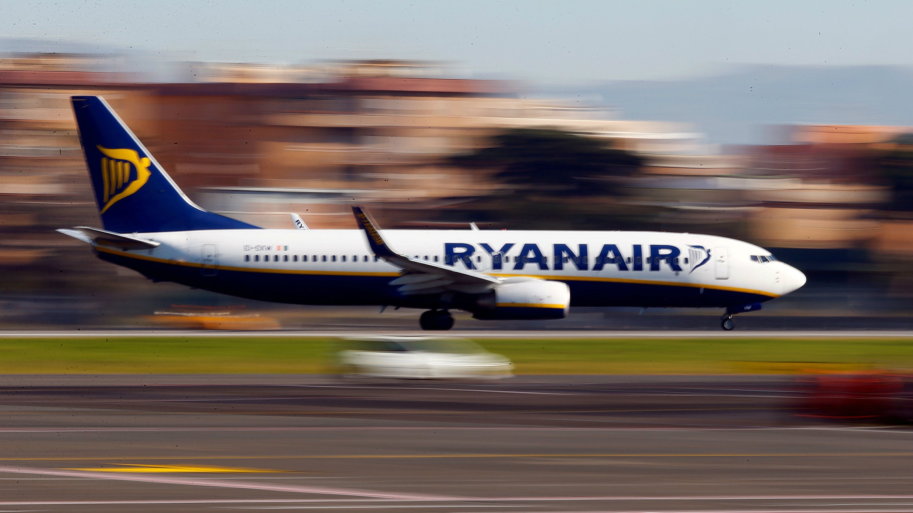 30 lidmašīnas pasažieriem paliek slikti; “Ryanair” lidmašīna novirzīta uz Vāciju