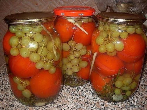 Es dievinu šo recepti – tomāti ar vīnogām (bez etiķa)