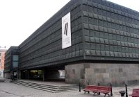Latvijas Okupācijas muzeja Nākotnes nama pamatos iemūrē kapsulu ar vēstījumu nākamajām paaudzēm un pateicību ziedotājiem