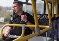 Policisti braukā 2-stāvīgajos autobusos un ķer tos, kuri izmanto telefonu, sēžot pie stūres Uz karstām pēdām!