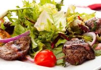 Diētiskas vakariņas – Siltie salāti ar vistas aknām Uz 100 gramiem – 108.86 kcal!