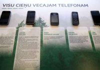 Valmierā ceļojošā izstādē apskatāmi Latvijas slavenību vecie mobilie tālruņi