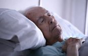 Izsalkušais vecītis un viņa paēdusī ģimene Izsalkušais vecītis un viņa paēdusī ģimene