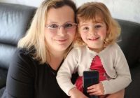 Neticami! Divgadīga meitenīte izglābj māmiņas dzīvību ar “Facebook Messenger” starpniecību