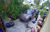 No mājas bija dzirdami sievietes kliedzieni. Policisti, kas bija ieradušies, smējās līdz pat asarām No mājas bija dzirdami sievietes kliedzieni. Policisti, kas bija ieradušies, smējās līdz pat asarām