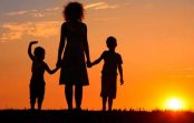 Pētījums apstiprina – vientuļās mātes audzina lieliskus bērnus. Mammas – šīs pasaules supervaroņi! Pētījums apstiprina – vientuļās mātes audzina lieliskus bērnus. Mammas – šīs pasaules supervaroņi!