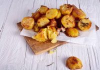 Kartupeļi savā sulā – tik garšīgi, ka gribēsiet tos gatavot katru dienu