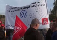 Kamēr Volkswagen vadītāji un arodbiedrības rīko sarunas, darbinieki rīko protesta akciju