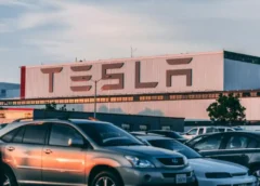 Tesla akcijas piedzīvo strauju kāpumu, jo Trampa uzvara sagatavo augsni Muska elektrisko auto biznesam