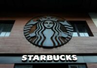 ASV Starbucks darbinieku streiks izvēršas vairākās pilsētās, slēdzot gandrīz 60 veikalus