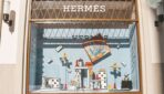 Hermès paaugstina cenas amerikāņu klientiem, lai segtu Trampa tarifu izmaksas