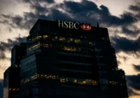 Eiropas lielākā banka HSBC plāno vairāku miljardu akciju atpirkšanu, jo peļņa pirmajā ceturksnī samazinās