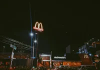 McDonald’s pārdošanas apjomi samazinās, jo pusdienotāji saskaras ar “nenoteiktību”