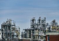 Naftas cenas zem spiediena, jo OPEC+ nosver turpmāku ieguves pieaugumu pirms ASV un Irānas sarunām