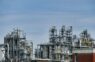 Naftas cenas zem spiediena, jo OPEC+ nosver turpmāku ieguves pieaugumu pirms ASV un Irānas sarunām