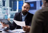 Piesardzīgie investori cer, ka ASV un Ķīnas sarunas ievērojami atvēsinās tirdzniecības konfliktu