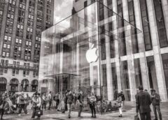 Apple saskaras ar AI regulējuma izaicinājumiem – uzņēmums sāk atpalikt no konkurentiem un akciju vērtība krīt