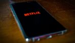 Netflix pirmo reizi izmanto mākslīgā intelekta efektus, lai samazinātu izmaksas