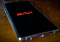 Netflix pirmo reizi izmanto mākslīgā intelekta efektus, lai samazinātu izmaksas