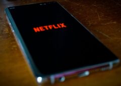 Netflix pirmo reizi izmanto mākslīgā intelekta efektus, lai samazinātu izmaksas