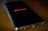 Netflix pirmo reizi izmanto mākslīgā intelekta efektus, lai samazinātu izmaksas
