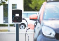 Elektroautomobiļu pārdošanas apjomi visā ES pieaug, jo kopējais automašīnu tirgus apstājas