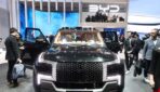 BYD akciju vērtība krītas, Ķīnas elektroautomobiļu cenu strīdiem ietekmējot peļņu