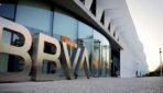 BBVA cieš neveiksmi 17 miljardu eiro vērtā pārņemšanas cīņā par mazāko Spānijas konkurentu Sabadell